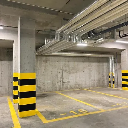 Premium With Private Parking Near Center Apartment